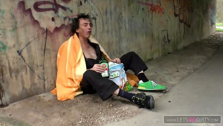 Obdachlos die geile MILF gebumst und Natursekt